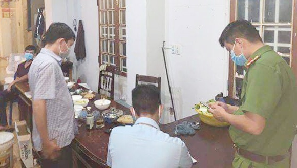 7 người tụ tập ăn nhậu bị phạt 35 triệu 7 người tụ tập ăn nhậu bị phạt 35 triệu