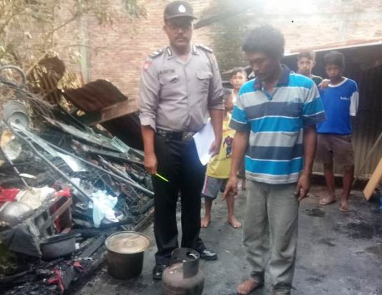 Edi menunjukkan kondisi rumahnya yang terbakar. Edi menunjukkan kondisi rumahnya yang terbakar.