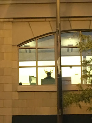 Gehörnter Chef im Büro - witzige Bilder Gehörnter Chef im Büro - witzige Bilder