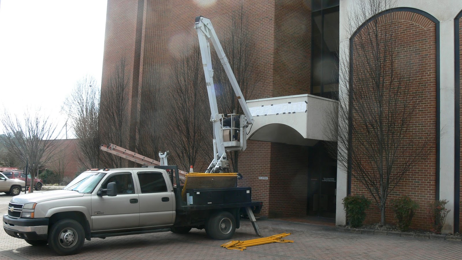US Motto being installed on side entrance of courthouse