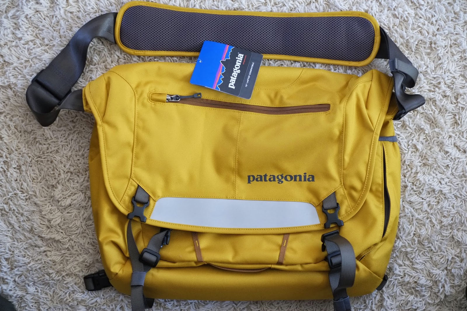 Patagonia Half Mass Messenger Bag Video Review (Features Score: 5.5 ...
