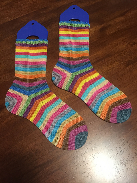 Life of a Knitphomaniac: Self Striping Sock Recipe - Toe Up