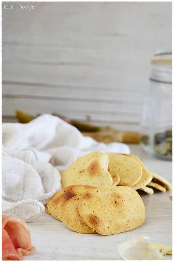 Galletas saladas extrafinas o crackers, un aperitivo con 5 ingredientes basicos