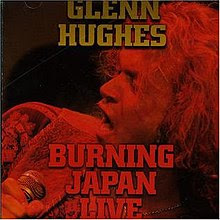 BURNING JAPAN LIVE (1994): Ο GLENN HUGHES ΒΡΥΧΑΤΑΙ ΣΑΝ ΠΡΑΓΜΑΤΙΚΟΣ ΔΕΙΝΟΣΑΥΡΟΣ