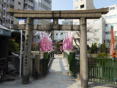 大阪天満宮　星合池と星合橋 鳥居