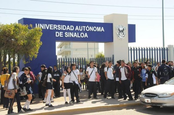 Sujetos armados intimidan a empleados de una prepa en Sinaloa para que aprueben a un alumno