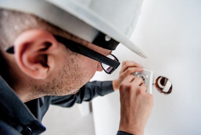 how to choose right commercial electrical service best electrician