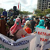 Puluhan Warga Seranggon Menggelar Aksi Demo di Depan Kantor BP Batam 