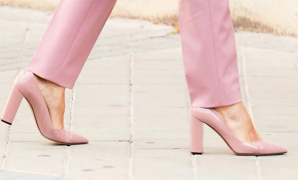 Queen Letizia wore a jericoa stretch wool double breasted blazer and tiluna stretch wool ankle trousers from Hugo Boss, and mayfair pink pumps