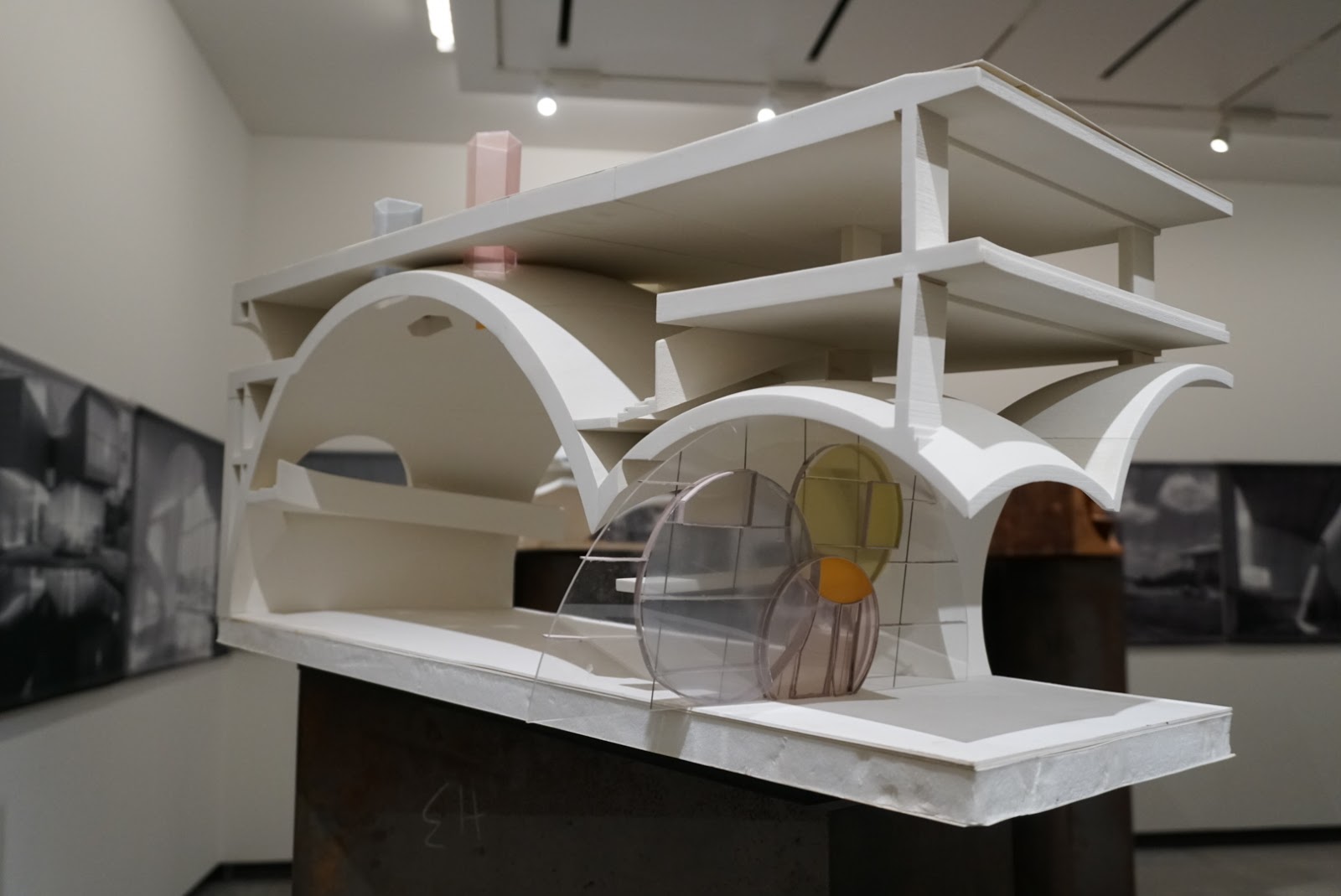 レディ ディオールのバッグが展示会にインスピレーションを与え、21日にブラジルに到着