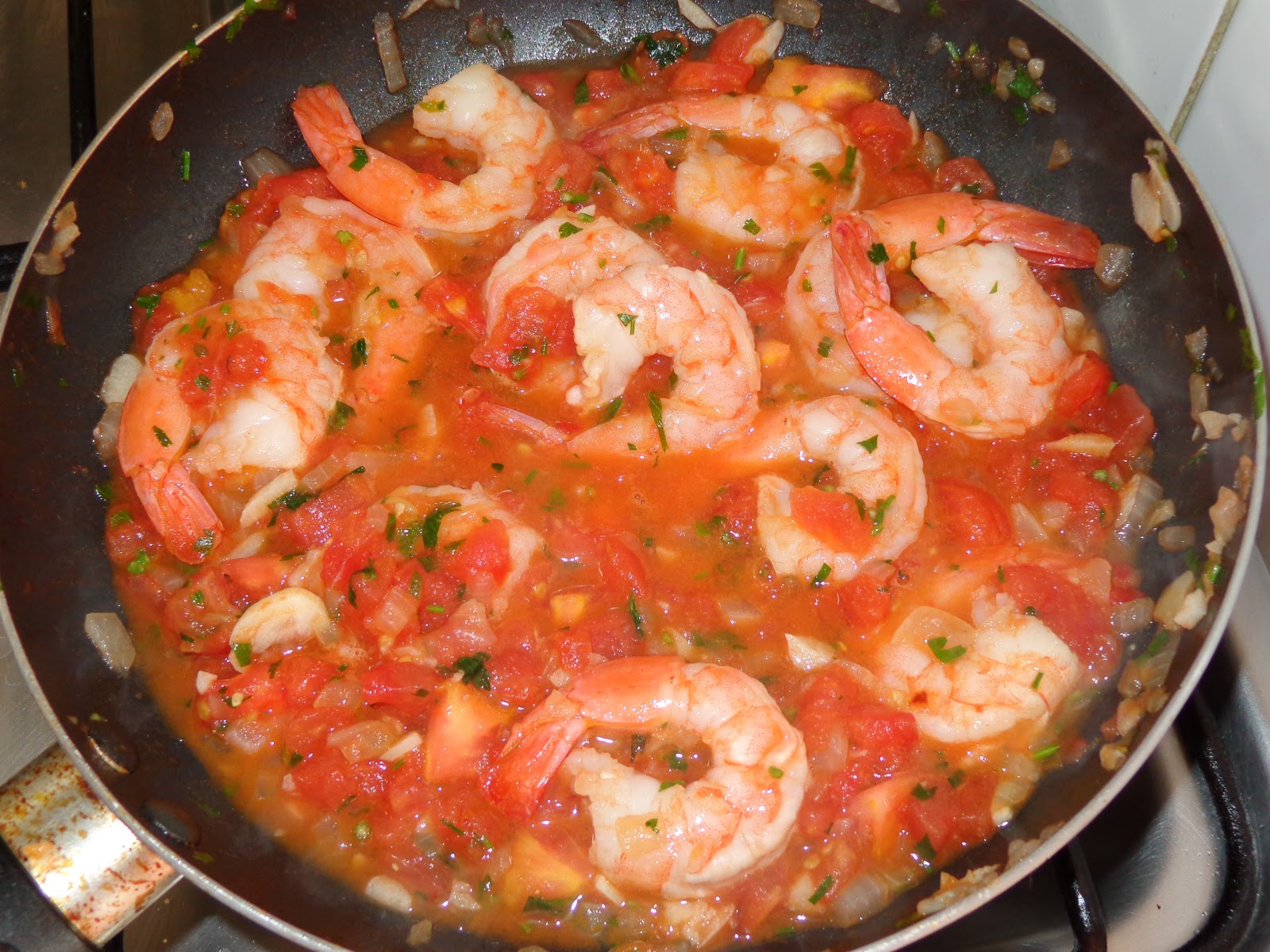 LA COCINA DEL POLLO CAMARONES ECUATORIANOS CON TOMATES SALTADOS