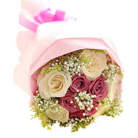 jatuh cinta dan bucin diberi bunga mawar pada hari valentine di floweradvisor