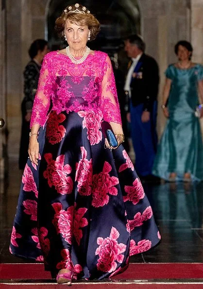 Princess Beatrix and Princess Margriet were also present at the gala dinner. Queen Maxima wore a outfit by Jan Taminiau