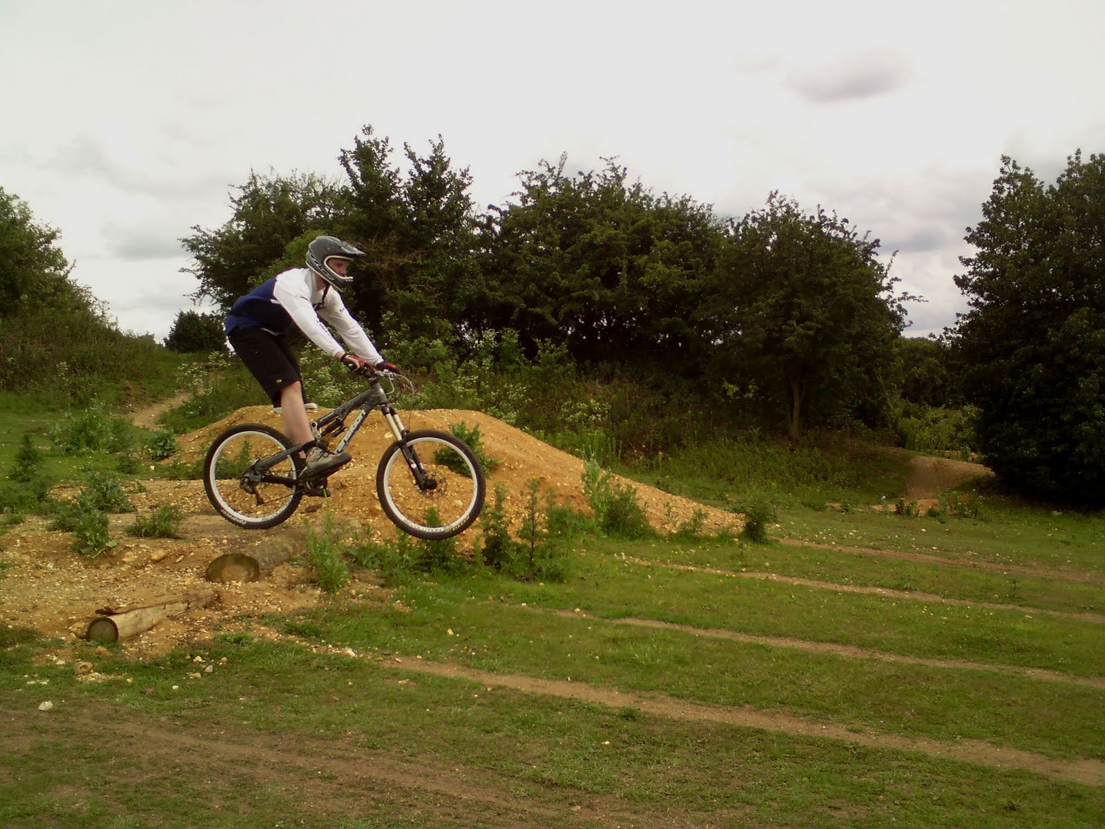 UK BIKE SKILLS: Tim and Chris's jump, drop and berms session