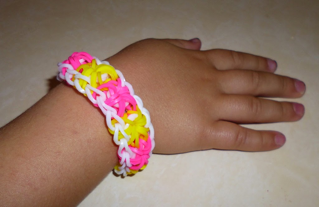 je m'éclate avec mes 10 doigts: Bracelet fleurs rainbow loom
