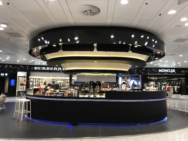 ミラノのマルペンサ空港内の免税店にもカフェがありました