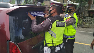 Pemasangan Stiker ke Kendaraan, Sat Lantas Polres Enrekang Sosialisasi Penggunaan Masker di Perbatasan Toraja