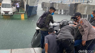 Mobil Tercebur ke Danau Toba Diduga Akibat Angin Kencang - RILIS.NET Mobil Tercebur ke Danau Toba Diduga Akibat Angin Kencang Mei 31, 2021