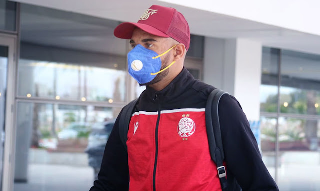 لاعبو الوداد المغربي يضعون الكمامات في الطريق إلى تونس