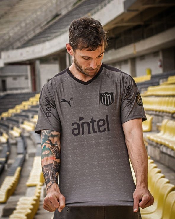 Puma apresenta as novas camisas do Independiente - Show de Camisas