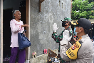 Kapolresta Cirebon Kombes Pol. M. Syahduddi, S.I.K., M.Si Turun Langsung Bagikan Sembako Untuk Masyarakat Terdampak Covid - 19 Kapolresta Cirebon Kombes Pol. M. Syahduddi, S.I.K., M.Si Turun Langsung Bagikan Sembako Untuk Masyarakat Terdampak Covid - 19
