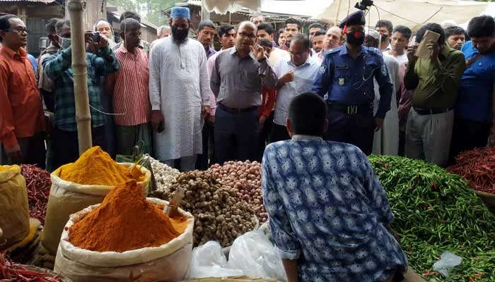 রৌমারীতে ব্যবসায়ীদের সতর্ক করলেন ইউএনও