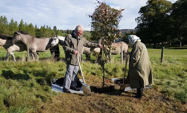 Queen Elizabeth met with local schoolchildren from Crathie Primary School at the Balmoral Estate