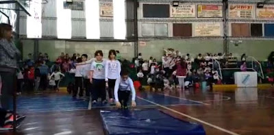 En el siguiente video se observan a los alumnos realizando  movimientos en la colchoneta