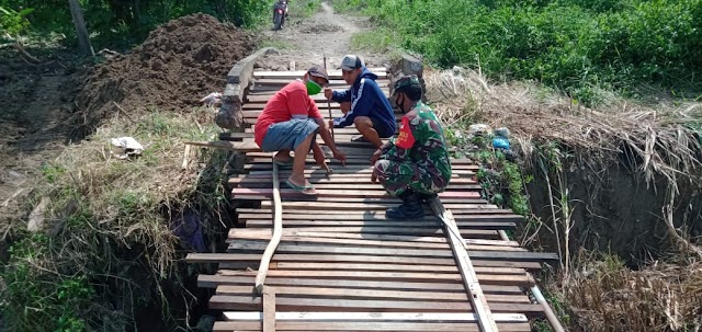 Koramil 12/Mranggen Bersama Warga Perbaiki Jembatan Dongko Dengan Alat Dan Material Seadanya