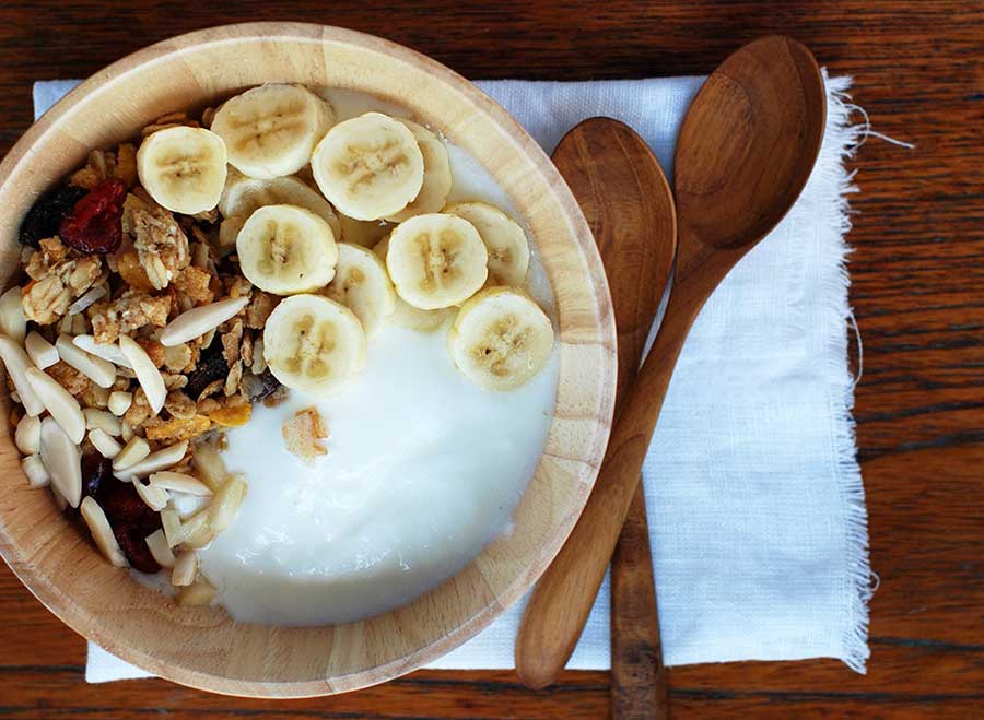  10 أغذية خفيفة يمكن أن تأكلها قبل النوم دون الخوف من زيادة الوزن  Eating-before-bed