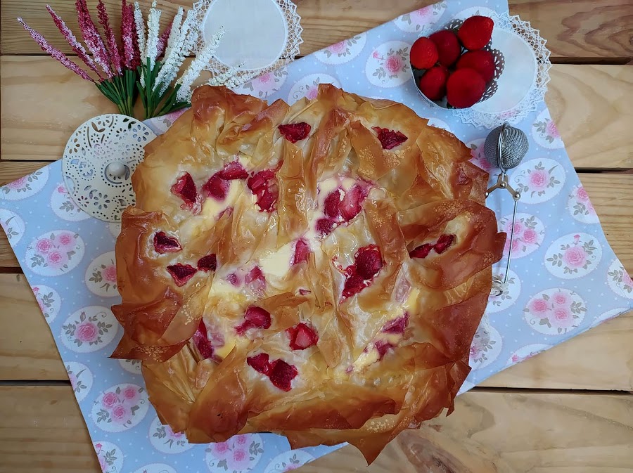 Gibanica. Tarta de masa filo, queso ricota y fresas. Postre, receta, con horno, de Montenegro, típica, tradicional, mermelada, Cuca