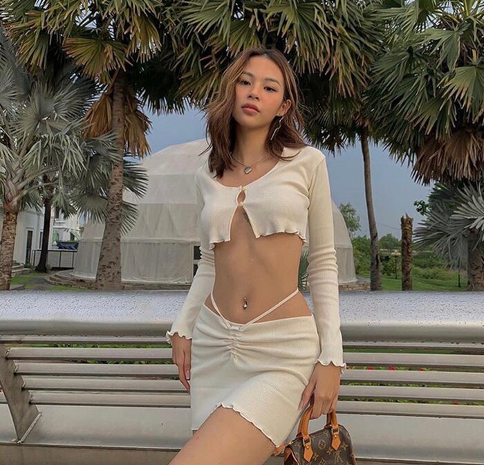 Chi Pu, Phí Phương Anh ghi điểm hoàn hảo với style phối áo và váy đồng điệu Chi Pu, Phí Phương Anh ghi điểm hoàn hảo với style phối áo và váy đồng điệu