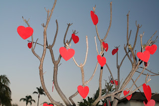 Sevgililer Günü için kalp simgeleriyle süslenen bir ağaç