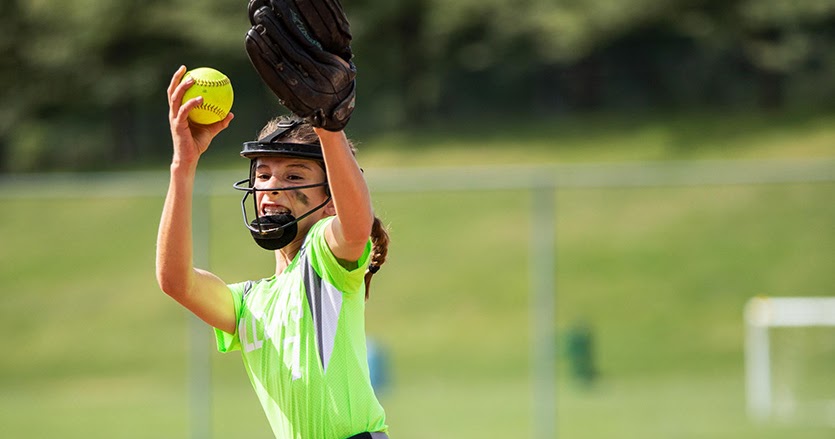 Memegang bola softball