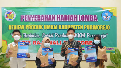 Pemenang Lomba Review Produk UMKM STIE Rajawali Terima Penghargaan