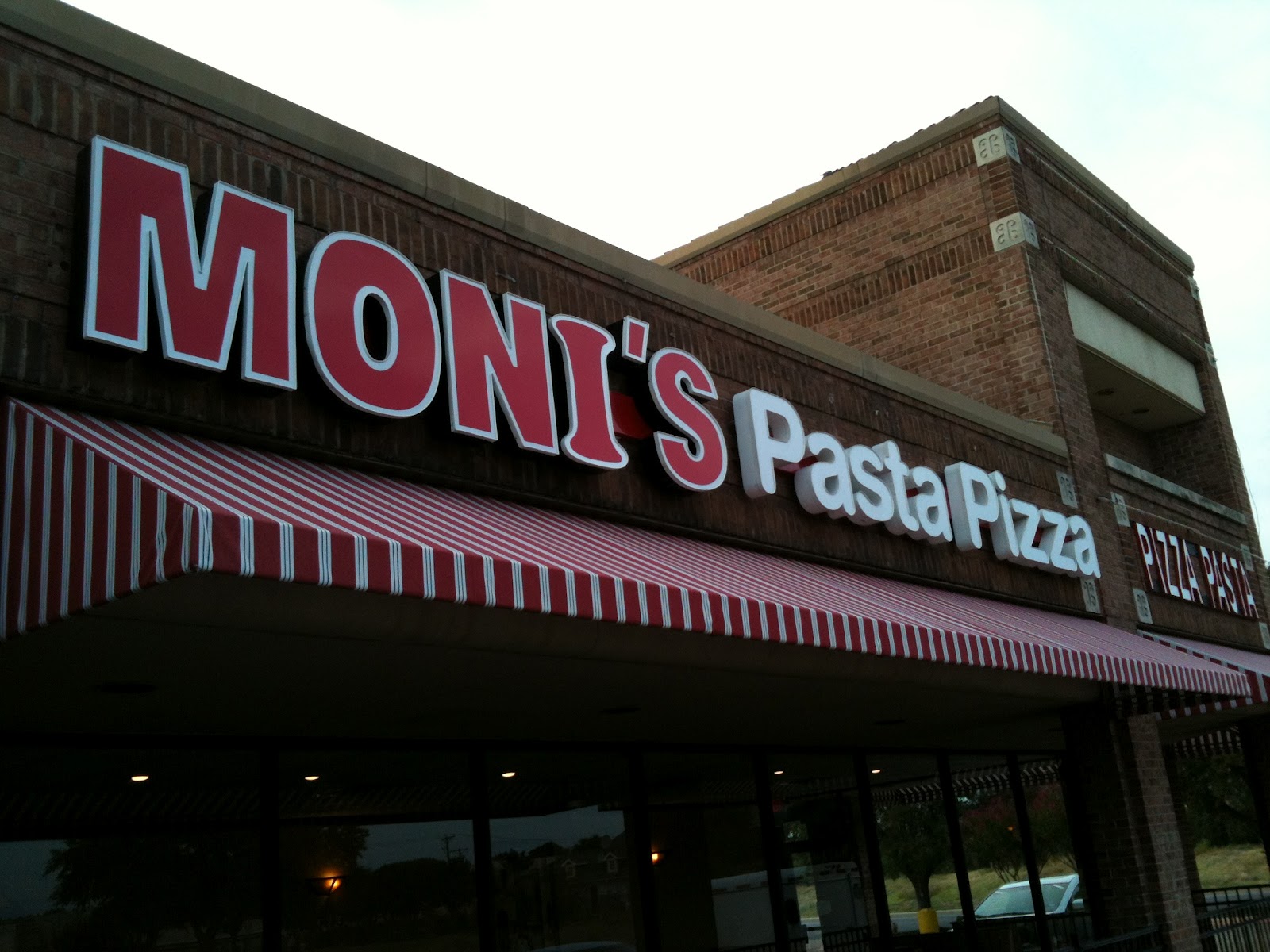 Backwater Gourmet, Hole In The Wall Places Moni's Pasta & Pizza
