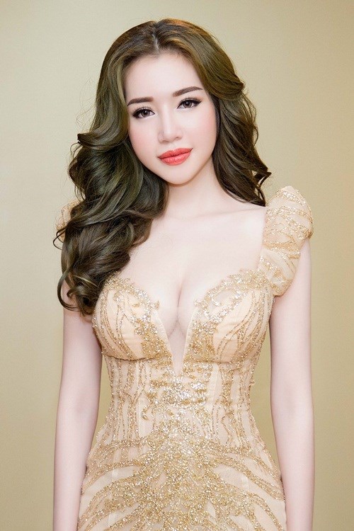 e0ff3de8dae3db76b08134cfe6a1ec23 Bà mẹ 2 con Elly Trần giữ da mướt mọng như thế nào?