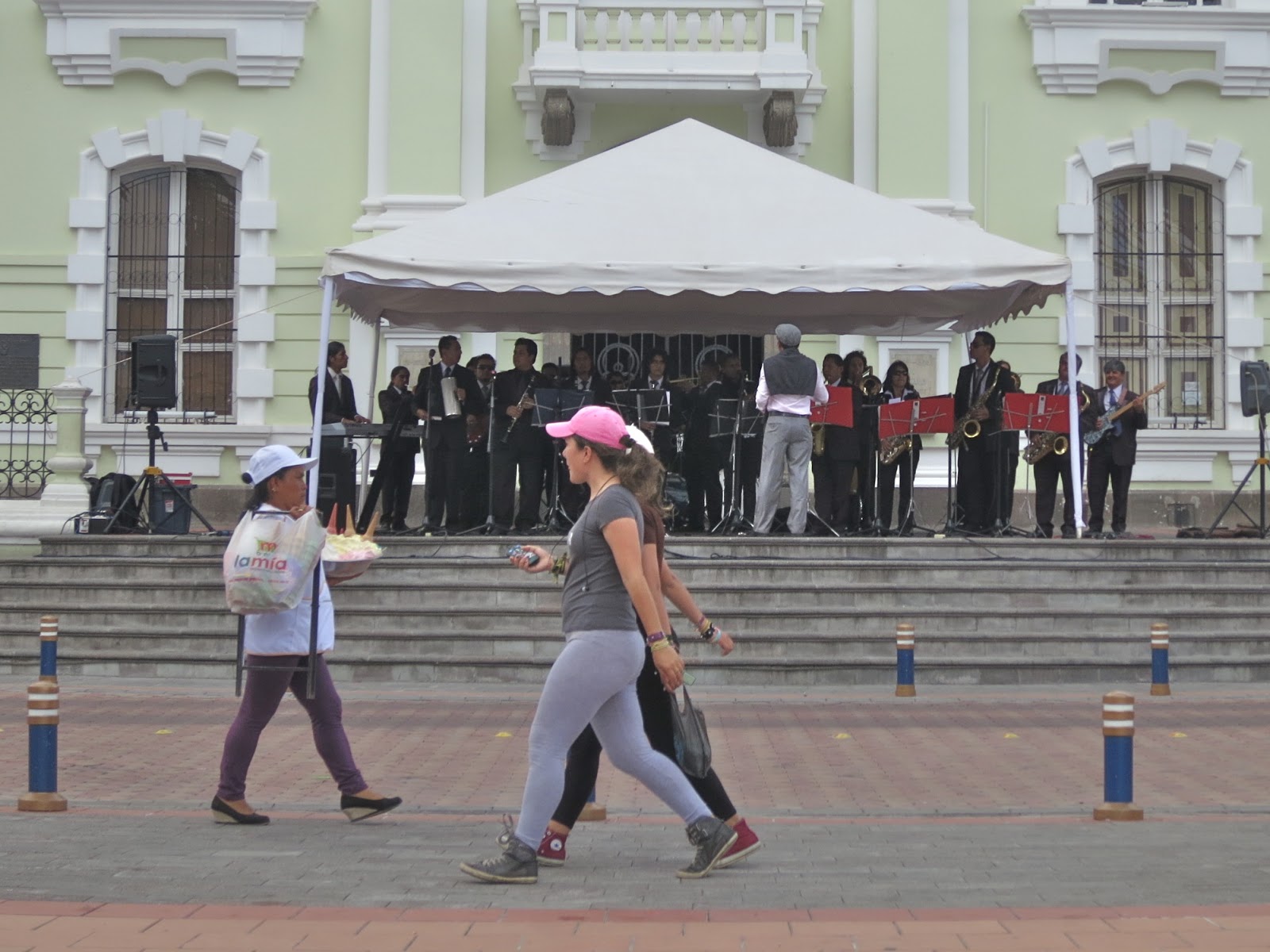Y Algo Más..: Otavalo - Where Ruminawi Meets Bolivar