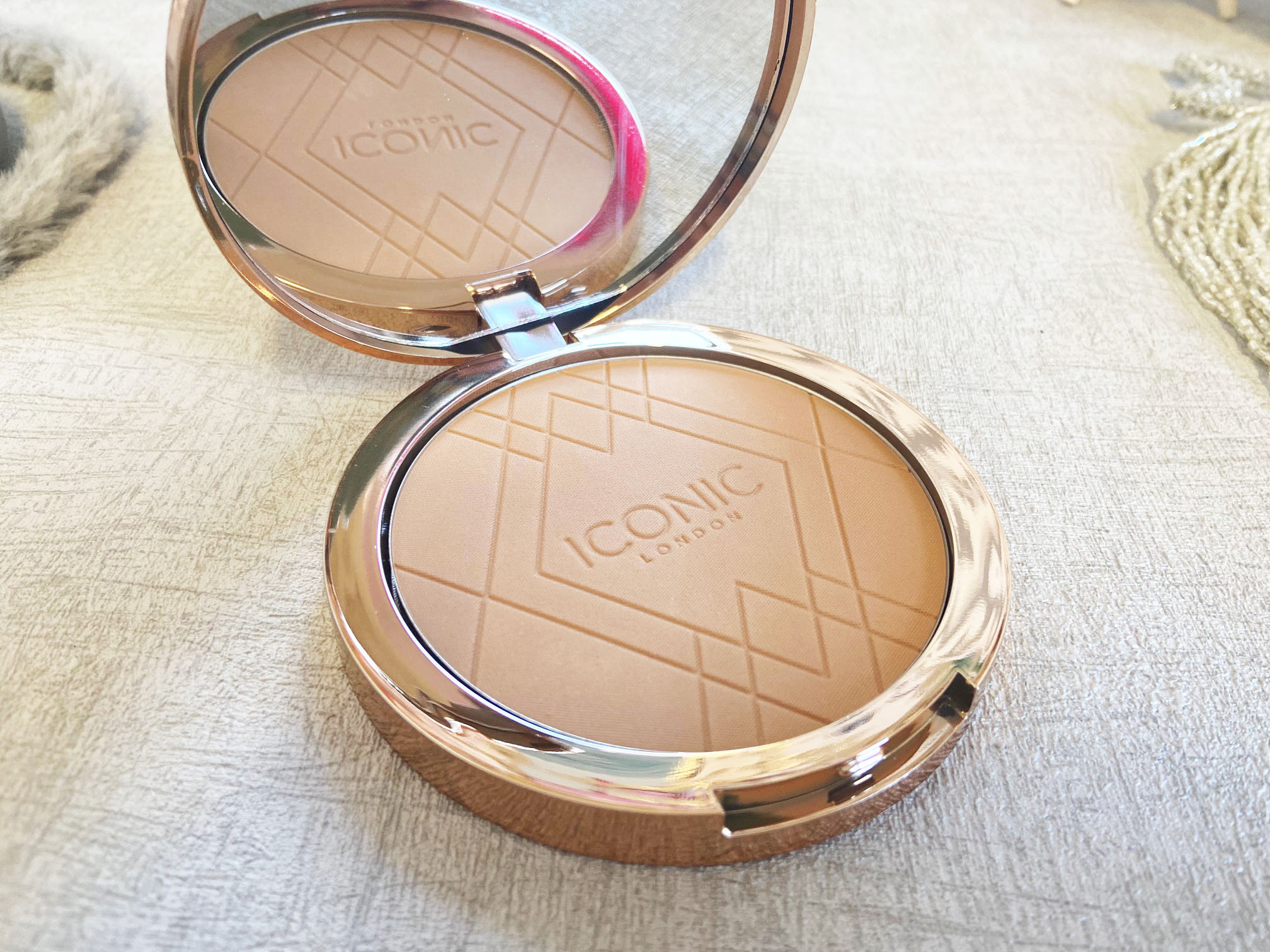 Iconic London Ultimate Bronzing Powder & Bronzing Brush Review