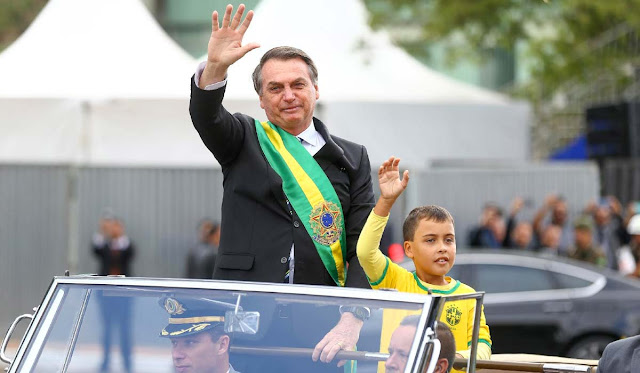 Globo demite funcionário que chamou de 'imbecil' menino que desfilou com Bolsonaro