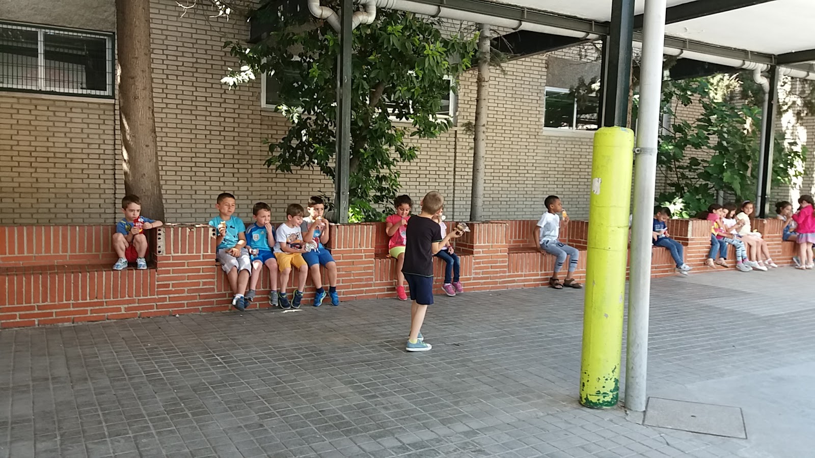 LOS PEQUES DEL CRISTO RECREO EN EL PATIO DE PRIMARIA (5 AÑOS)