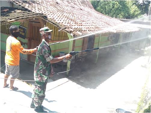 Babinsa Karanganom Bersama Karang Taruna Laksanakan Penyemprotan Disinfektan