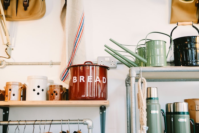 Sistema de organizadores en una cocina moderna con tubos de fontanero