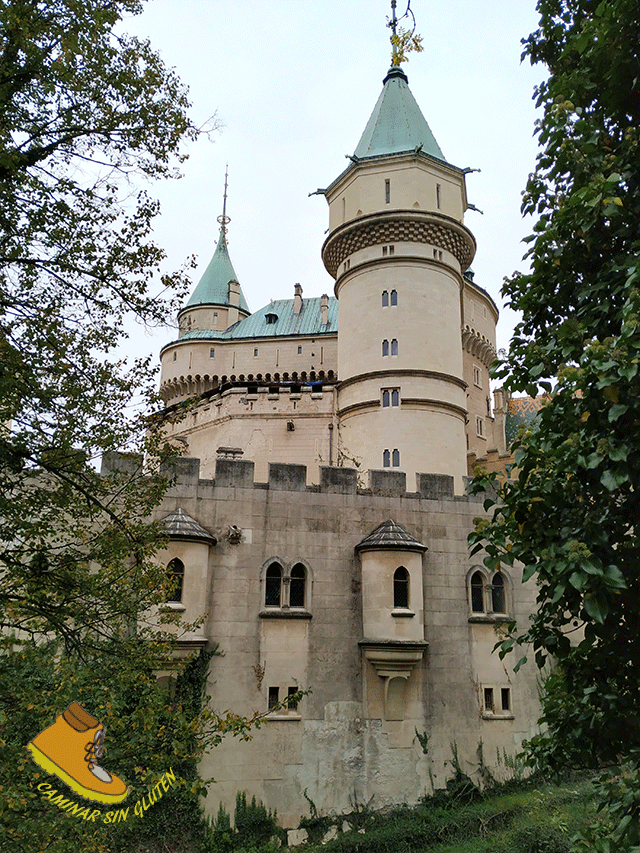 Jardines y torreones del Castillo de Bojnice Eslovaquia