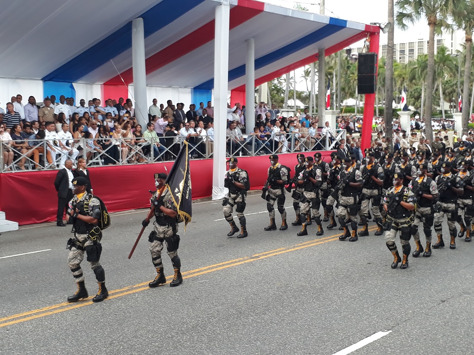 Realizan el tradicional desfile militar dominicano frente al presidente
