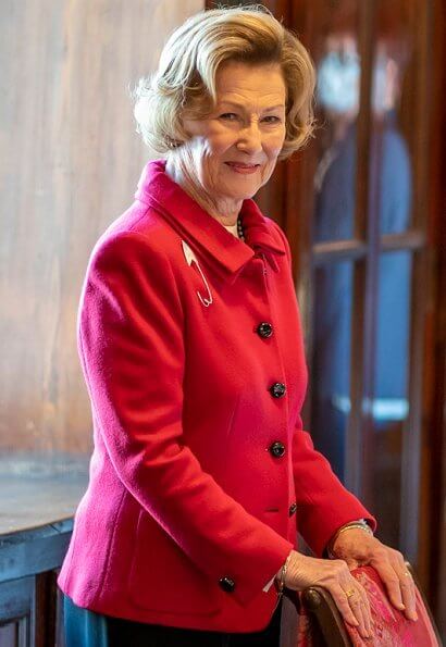 Queen Sonja of Norway received representatives of six cultural organizations, of which she is patron. Queen wore a red blazer