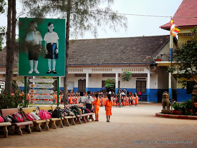 Crianças cambojanas treinando um recital em Siem Reap