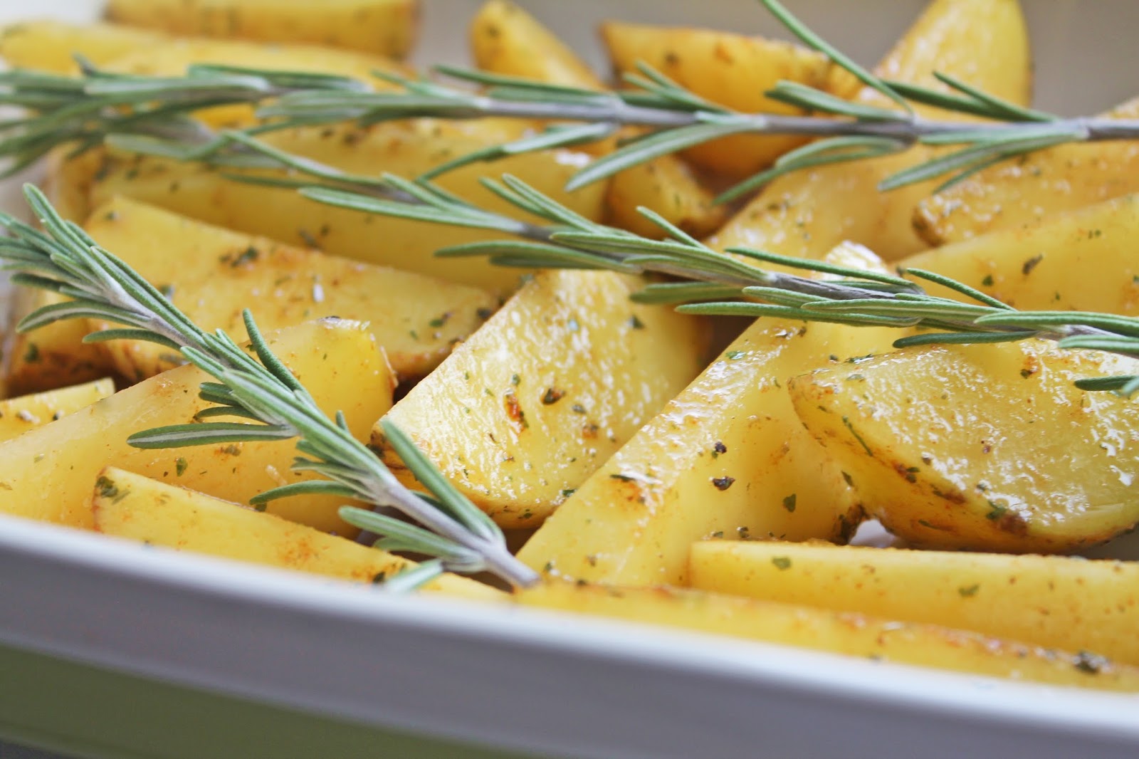 картофельные дольки с розмарином. картофель запеченный с розмарином. картошка запеченная с розмарином. бейби картофель с розмарином. запеченный картофель с черри и с розмарином.