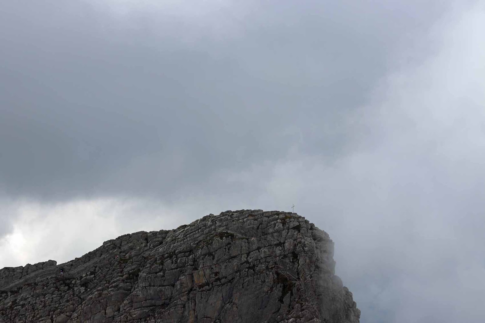 Yksinäinen risti Risti vuoren huipulla