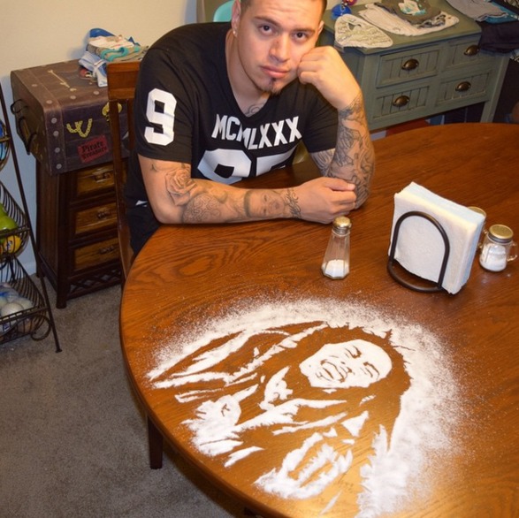 Tak Hanya Untuk Bumbu Masak, Pria Ini Menggunakan Garam Sebagai Alat Membuat Seni Lukis Tak Hanya Untuk Bumbu Masak, Pria Ini Menggunakan Garam Sebagai Alat Membuat Seni Lukis